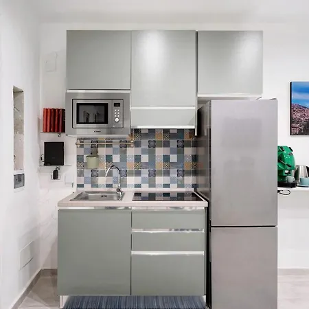 Ampolla House Apartmán *