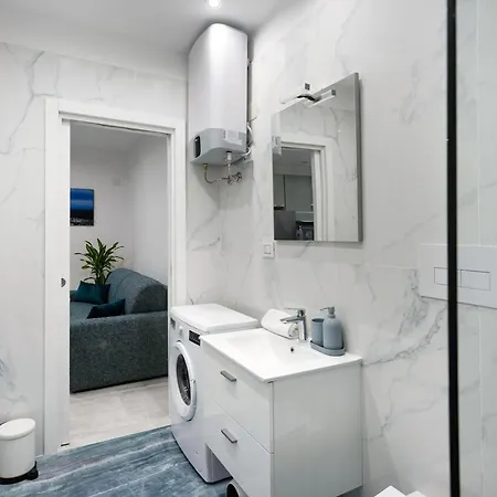 Ampolla House Apartmán *